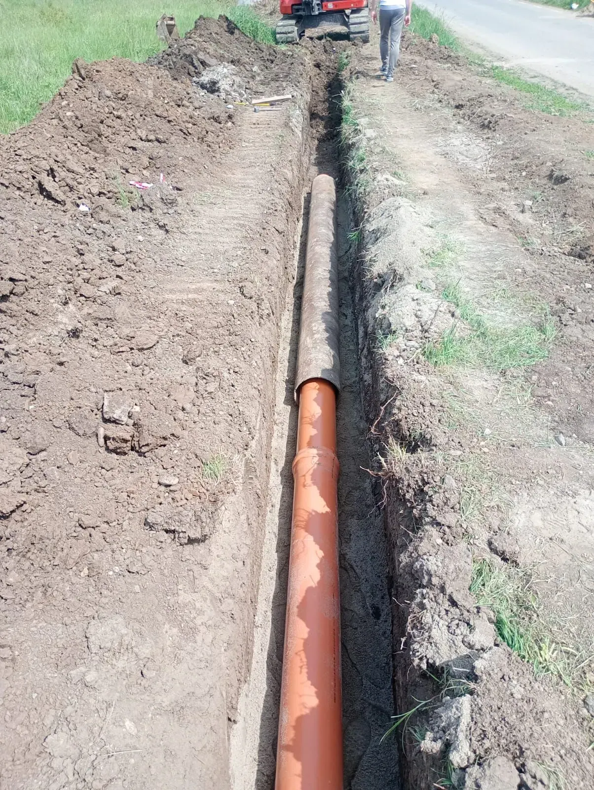 Conductă PVC așezată pe traseu, pe toată lungimea tranșeei săpate