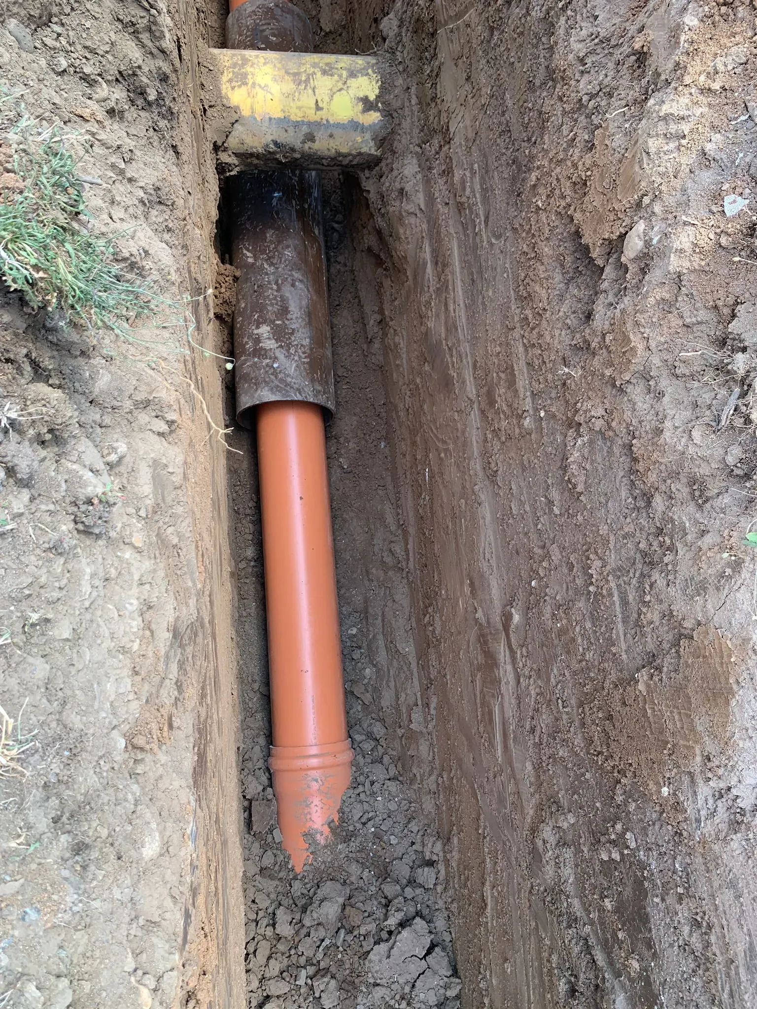 Conductă PVC introdusă în tubul de protecție, la o traversare